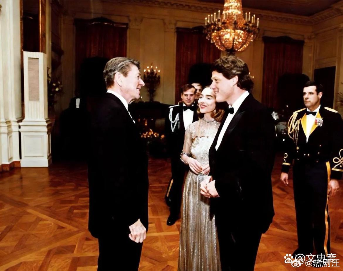 1987年，里根在白宫宴请时任阿肯色州州长克林顿夫妇时的留影，当时的克林顿才刚刚