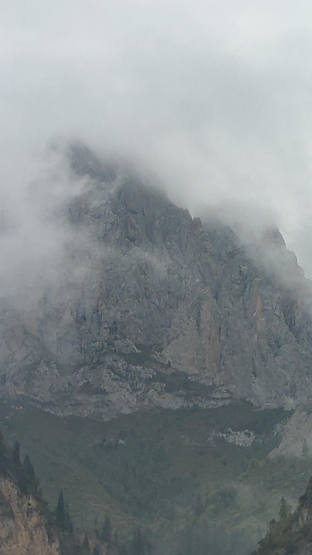 去过扎尕那的人多对之自然景观赞叹不已，这个四周都是高山包围，只留一条道路进入的地