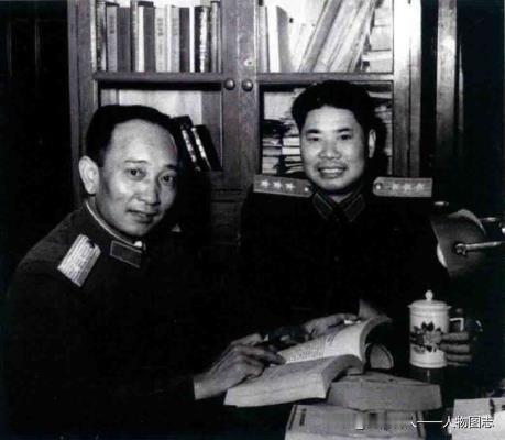1956年，孙继先(左)与杨得志(右)一起学习《毛泽东军事文集》