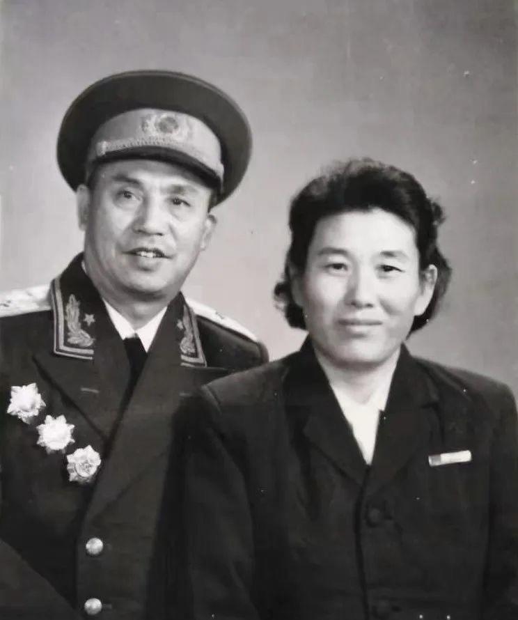 1947年，四野一个师长娶了牺牲战友的遗孀，新婚夜，他没碰新娘，反而对她提了个要