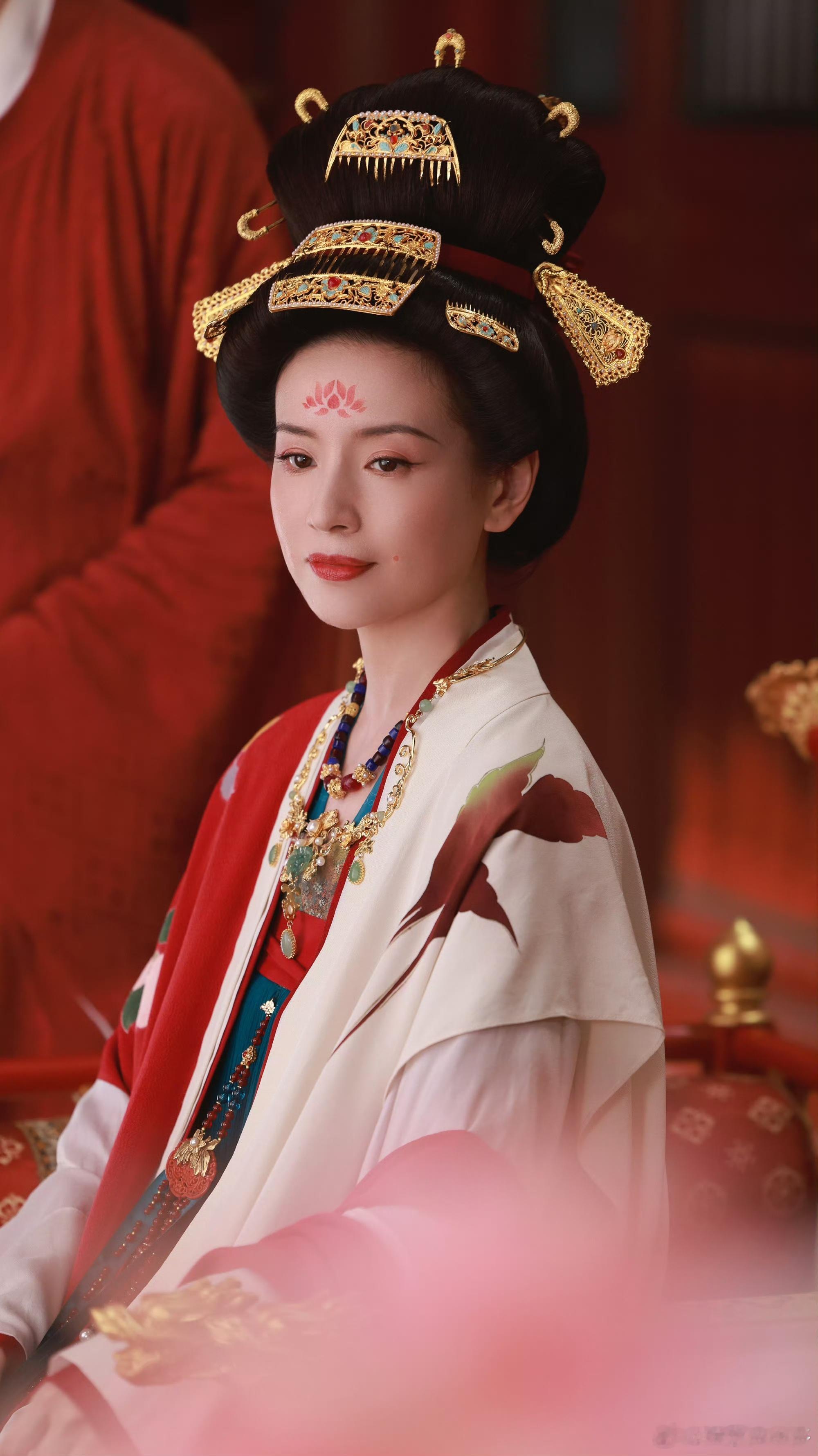 董洁好会演女性的复杂纵深感市面上单薄女性形象看多，再看董洁演绎格外惊艳，她平衡好