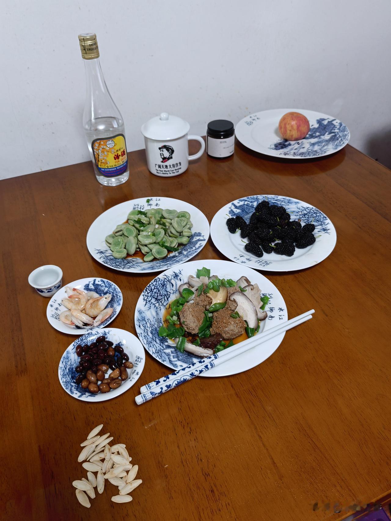 今天买了新鲜又好吃的桑葚，卖家是我信任的自然成熟的桑葚，冷开水冲洗一下就可以食用