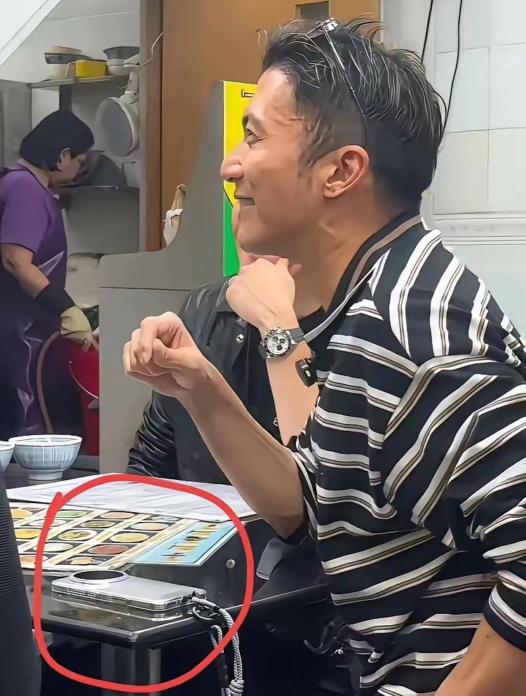 谢霆锋香港饭馆用餐，状态放松似常人
 
近日，有网友偶遇谢霆锋在香港饭馆吃饭，只