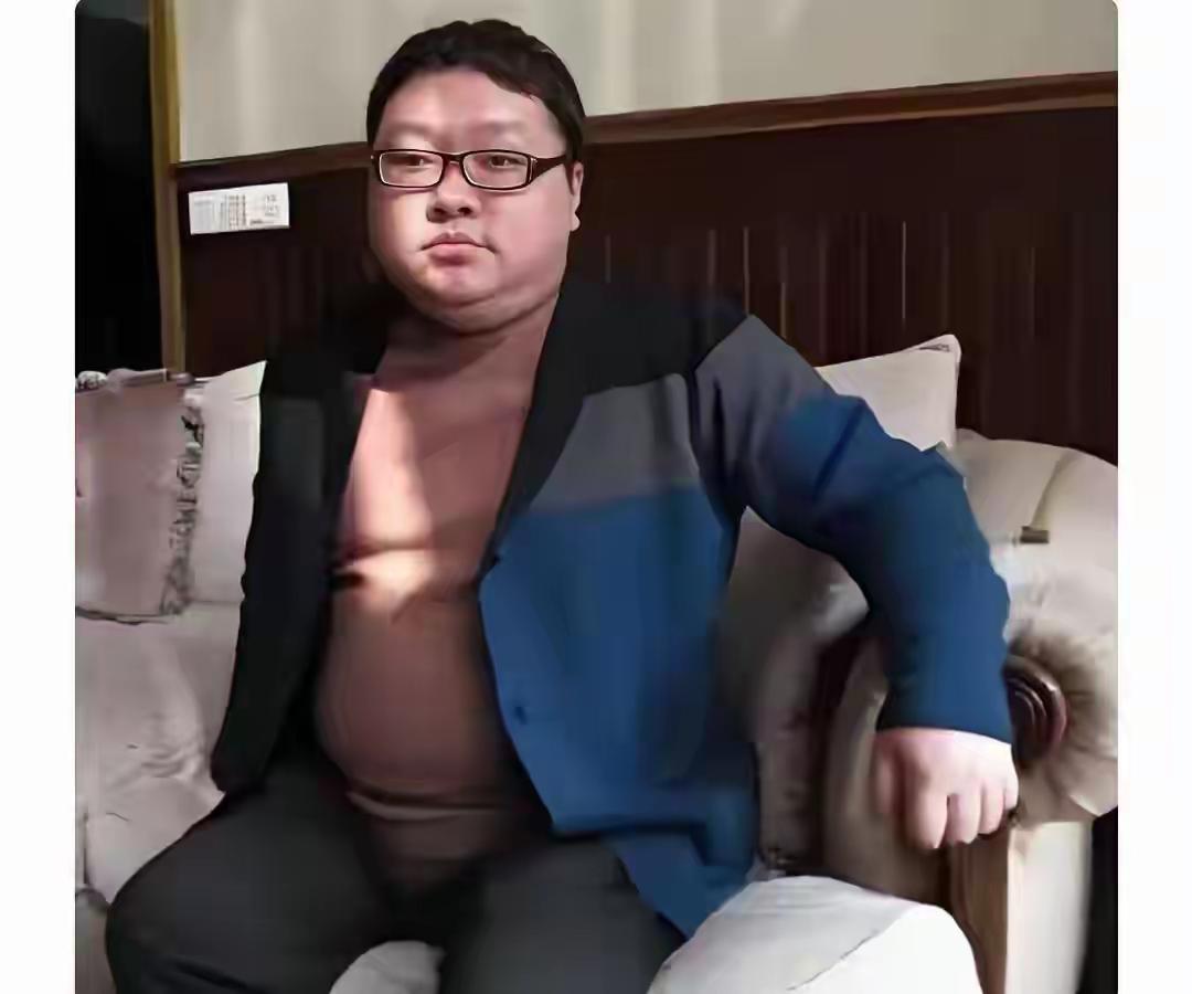 [吃瓜群众]据说，这是“文强之子”…确实，一眼就看得出来，不用“亲子鉴定”[尬笑