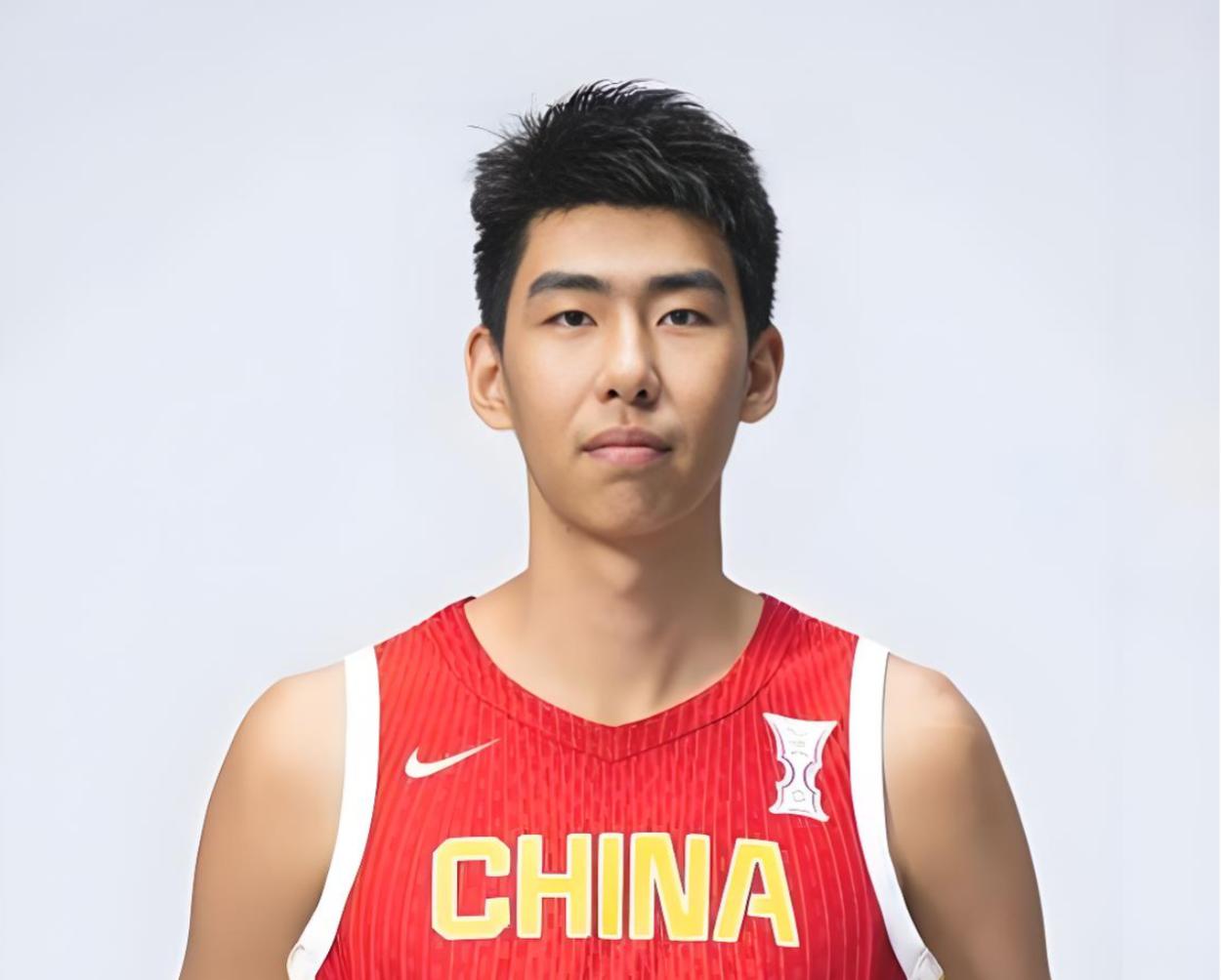 2米26徐昕，做出了一个重要的决定！
自从加入广州队之后，徐昕似乎一夜之间，变得