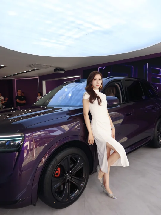 🚗姐姐开紫色的车真的很有韵味~🌟