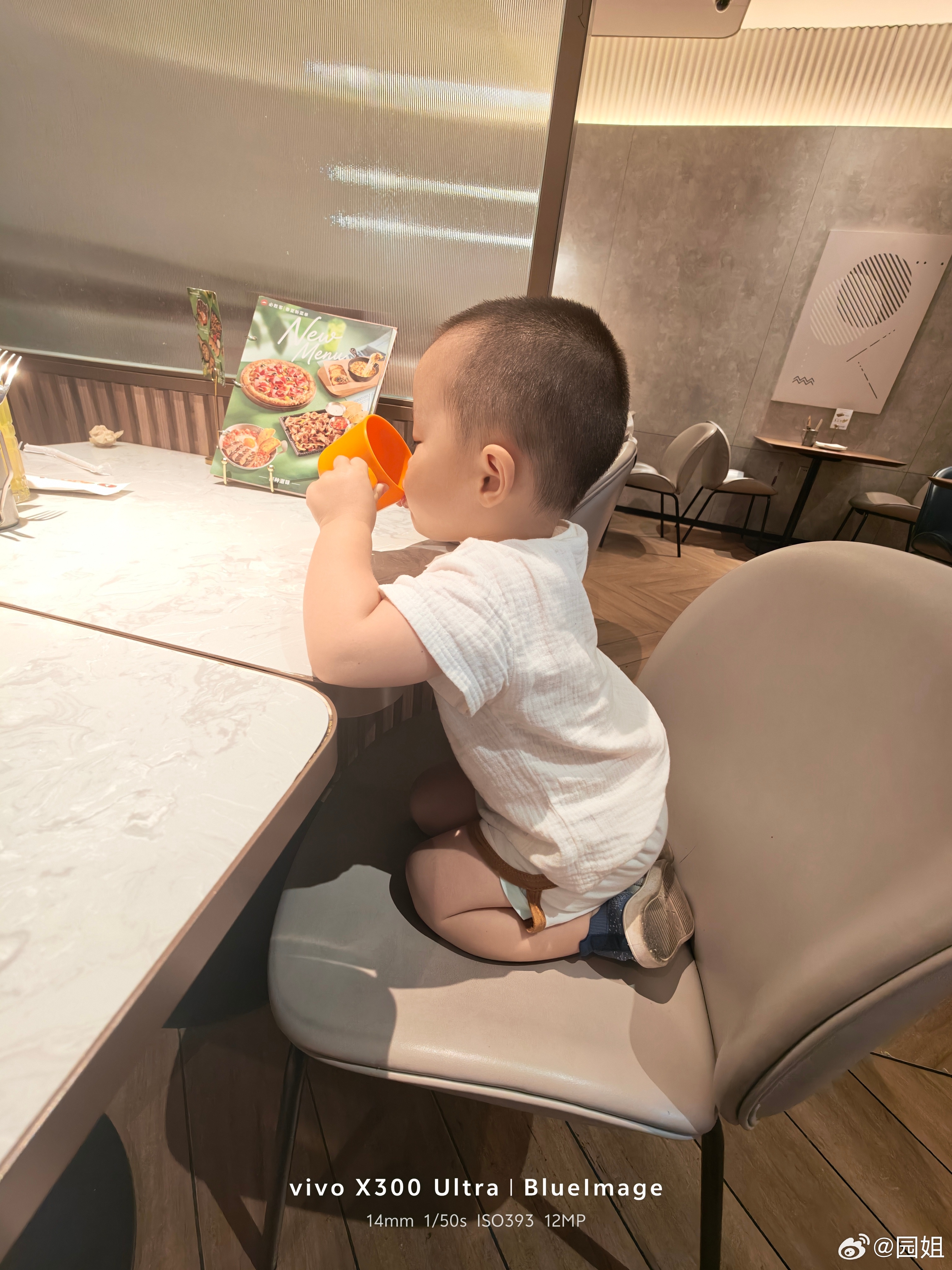 这个小孩子吵着闹着要吃披萨