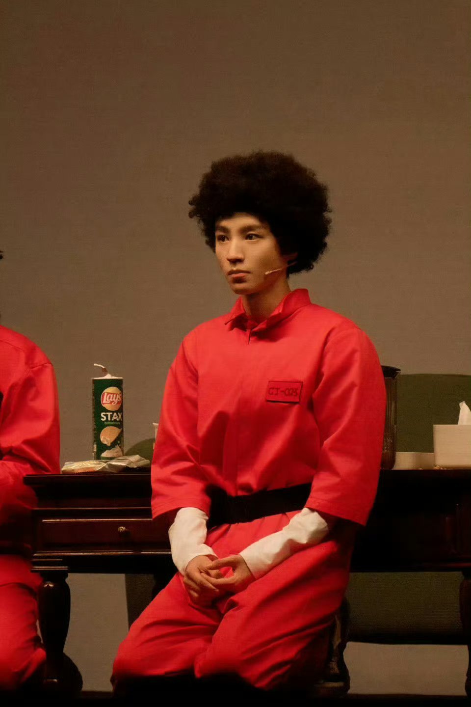 王俊凯话剧这个爆炸头太好玩了哈哈哈哈 