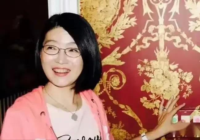 温州女首富抗癌失败，即使名下有两家医药上市公司，市值高达3700亿元，作为行业顶