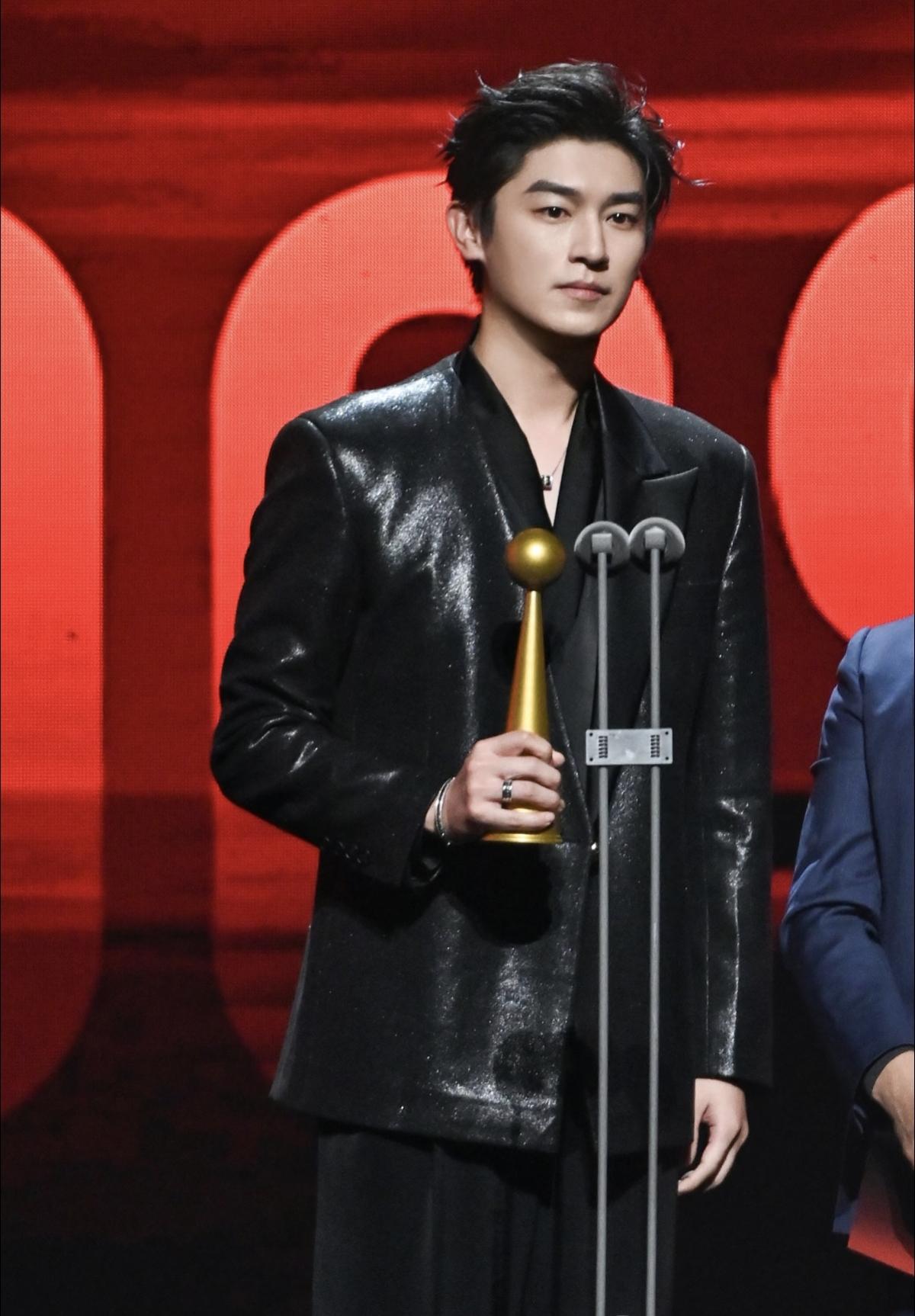 太帅了杨旭文，
首届代言人影响力盛典的奖项获得，
这并不是意外，而是实力的证明！