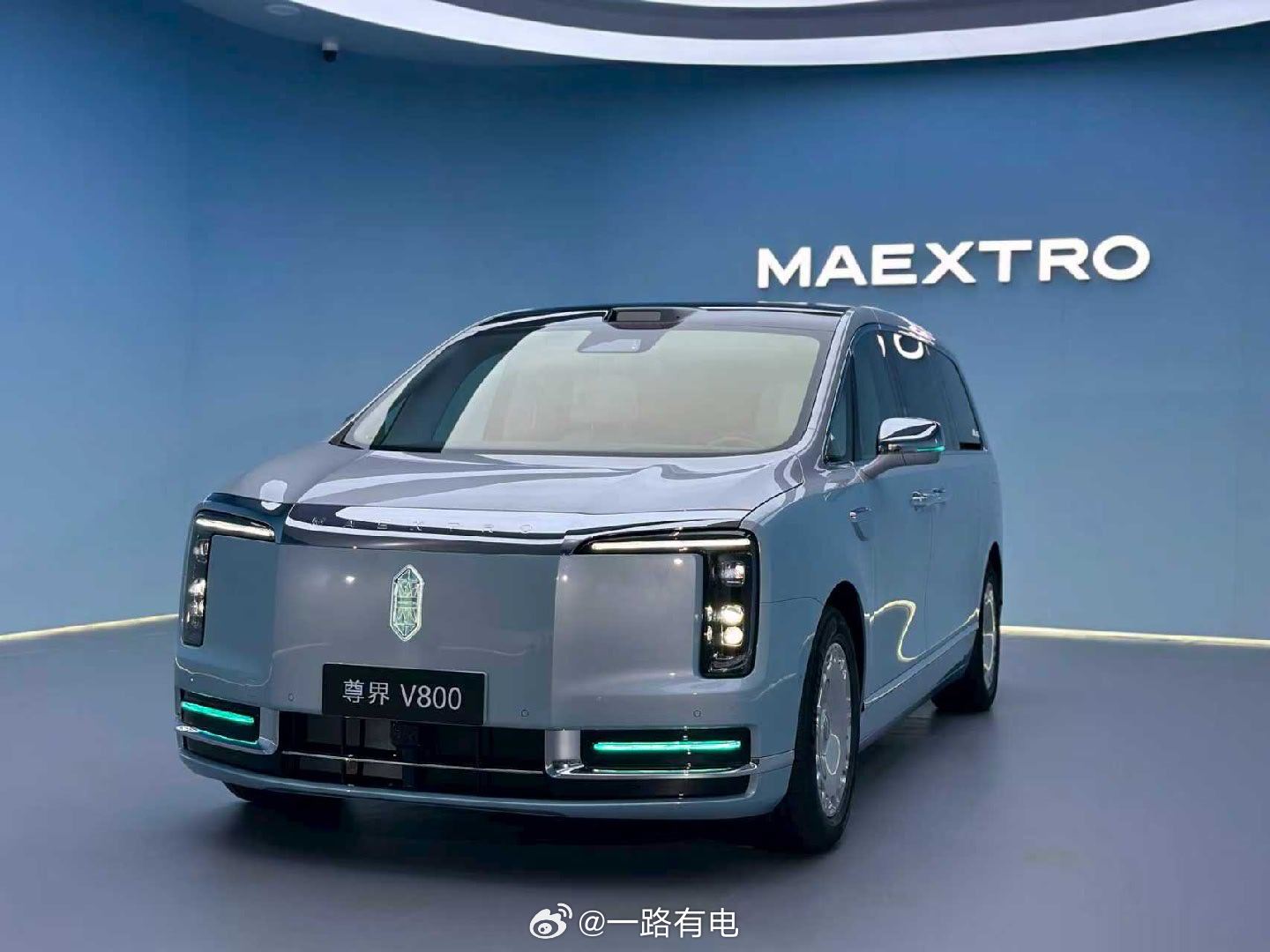 打卡尊界V800云水天青色实车，目光直接焊在车上，你们觉得呢? 