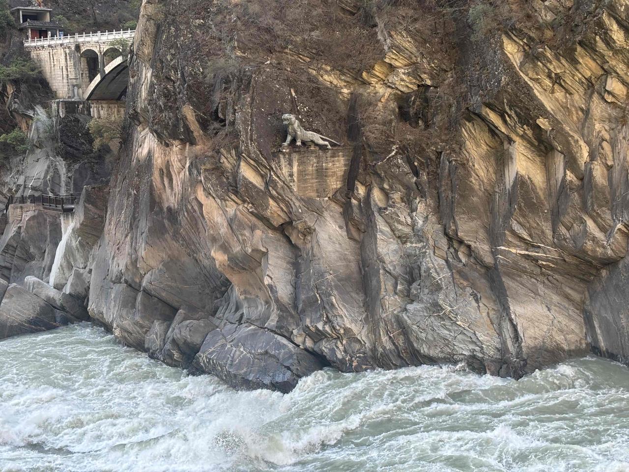 实况拍美景五一期间去的虎跳峡、金沙江、龟山公园、普达措、坛寺、帕纳海。