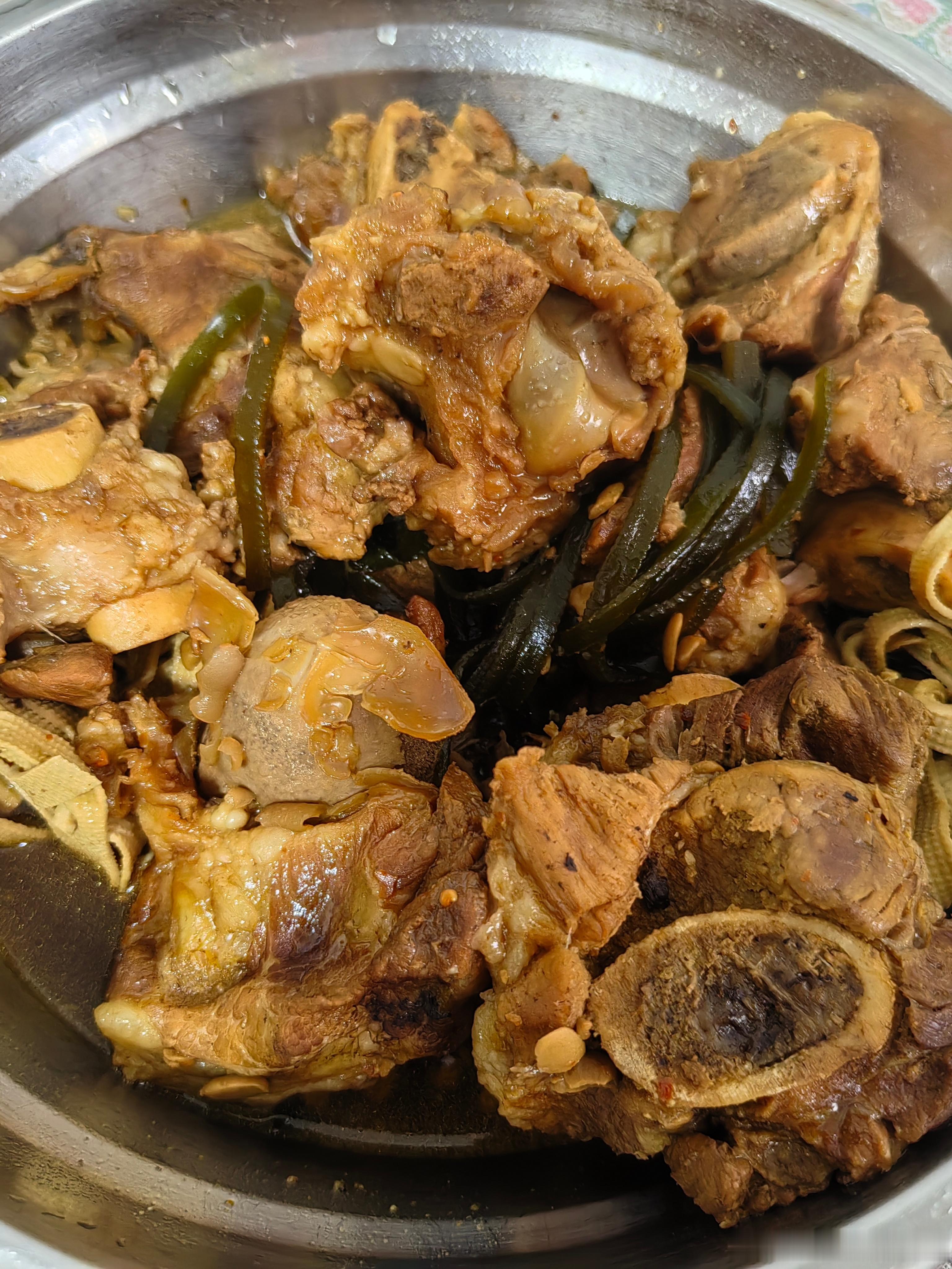 今天中午吃大骨头一锅炖，还夹了点豆皮和海带汤汁再配米饭好吃满足😋 