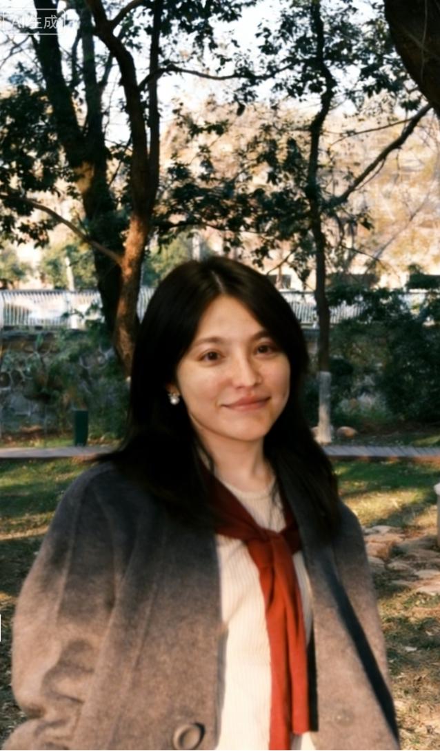 我自小就听说，
我爸妈一个高中女同学，
长得非常美，但后来的生活却出人意料。
