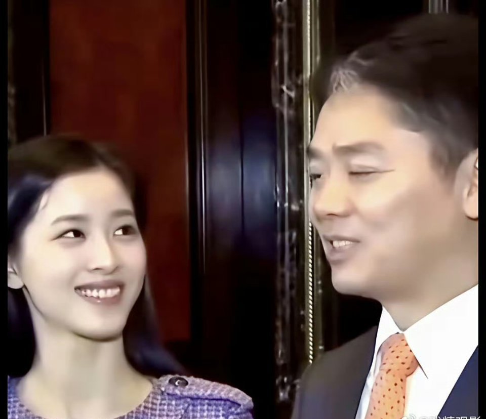 感觉章泽天的面相都变了！刘强东章泽天夫妇久违合体参会，一前一后全程面无表情，感觉