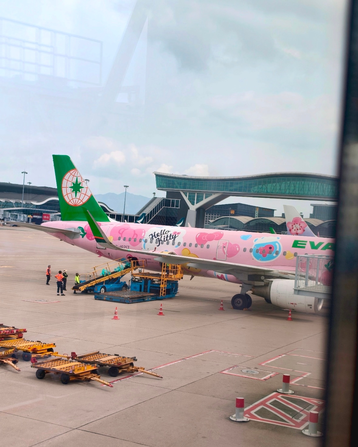 香港飞香港的航班据说是有需要的家庭，沒有坐国飞机的儿童，家境困难，想体验一下坐飞