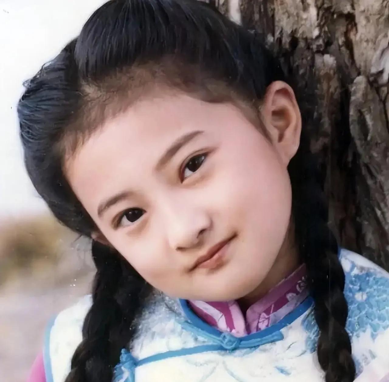 小婉君金铭今年已经44岁了，当年因为琼瑶的一部剧，让她成为了火爆两岸三地的童星，