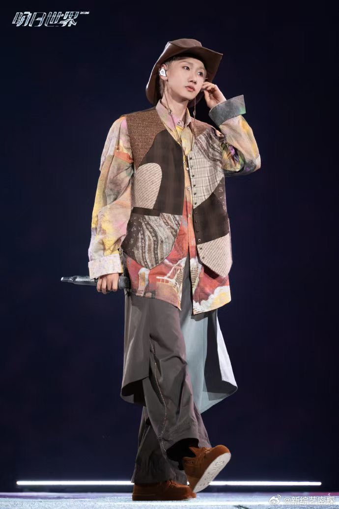 汪苏泷演唱会白天就是好 这波细节党狂喜！白天场能看清歌手的每一个小表情，亮片飘下