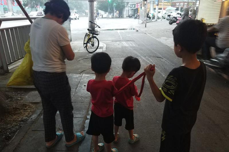 一个女人，带2个双胞胎儿子，大概3、4岁吧在逛街，突然男的对女人一声大吼，转身就