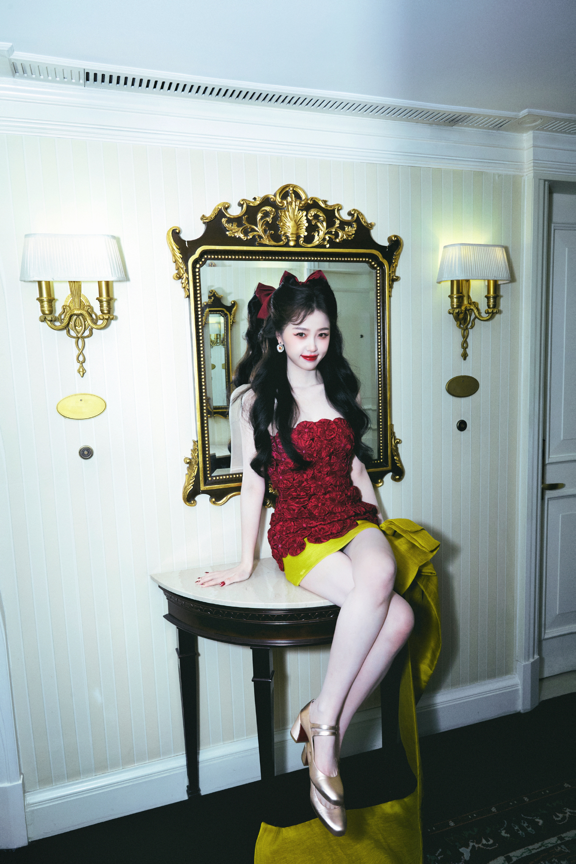 虞书欣：红色小猫咪，甜美可爱。虞书欣