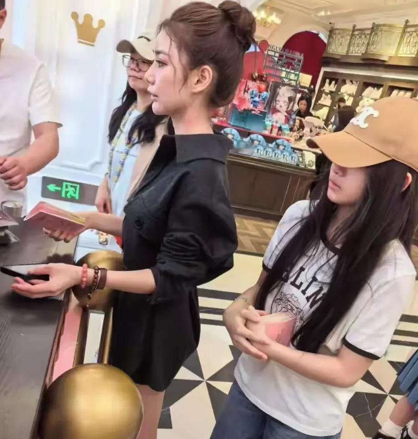 大S女儿小玥儿越来越漂亮了，只要稍微打扮下，完全不输小s那几个女儿。
 
没有妈