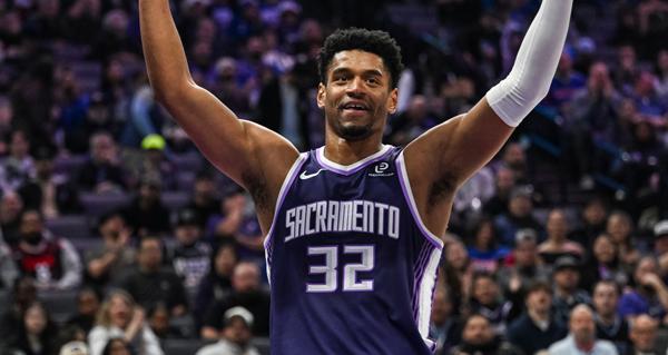 萨克拉门托国王利用新腾出的一个阵容名额，将内线球员迪伦·卡德威尔从双向合同转为正