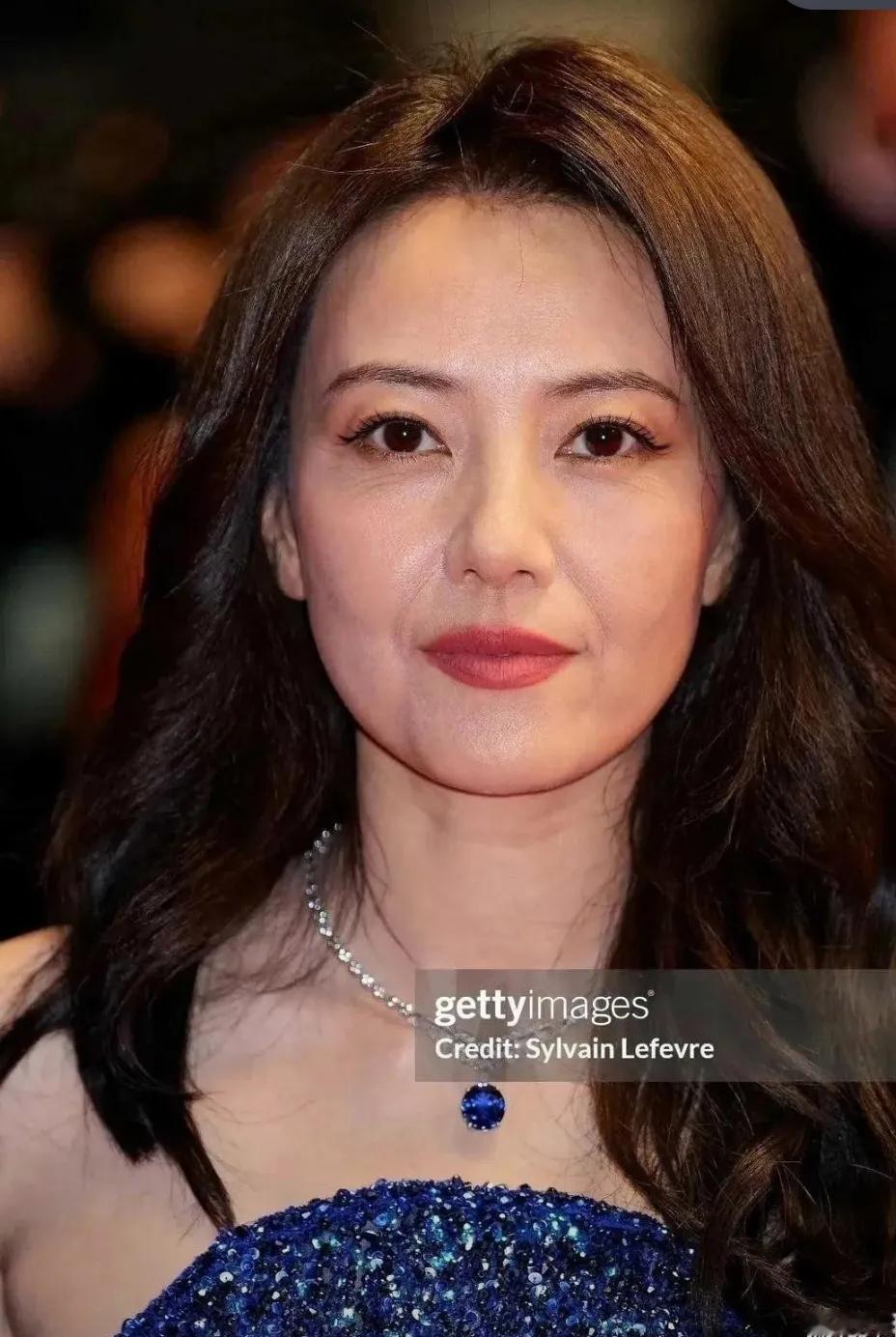 脸松弛了，细纹也多了，45岁的高圆圆，虽难掩老态，但也仍难掩美貌。

高园园的美