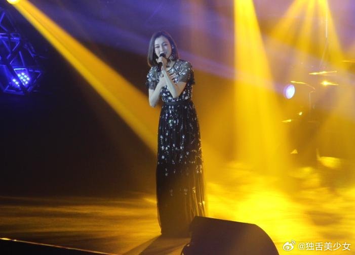 范玮琪初舞台唱如果的事初舞台演绎《如果的事》氛围感拉满！歌声里的故事感从未改变，