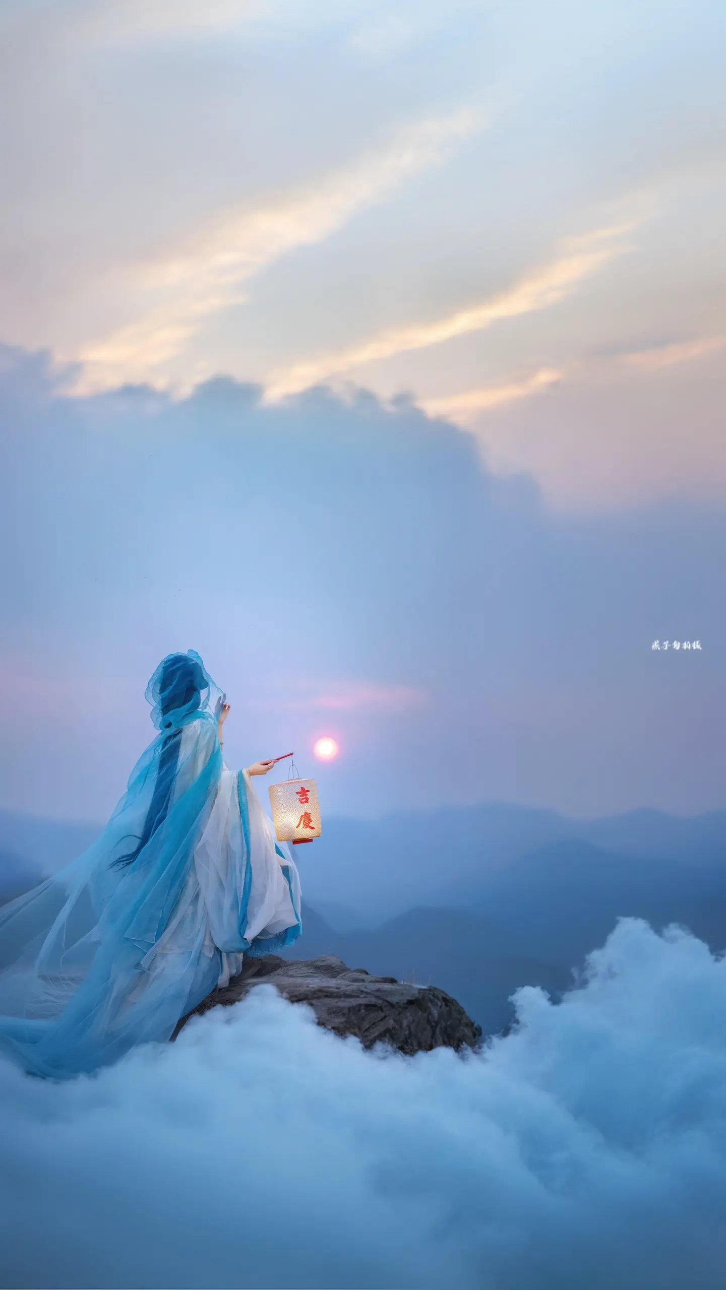 我站在群山之巅，俯瞰平庸的沟壑