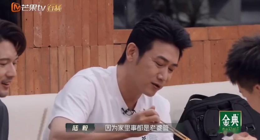 吃饭时聊天，胡彦斌问陆毅：休息在家时，你会想第二天做什么吗？

陆毅笑的一脸幸福