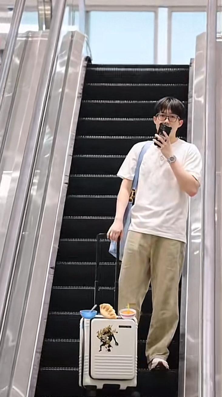 回京啦，到家啦，希望爱他似亲人的钦迷的不要打扰他跟拍他，遇见他是你们福份好羡慕你
