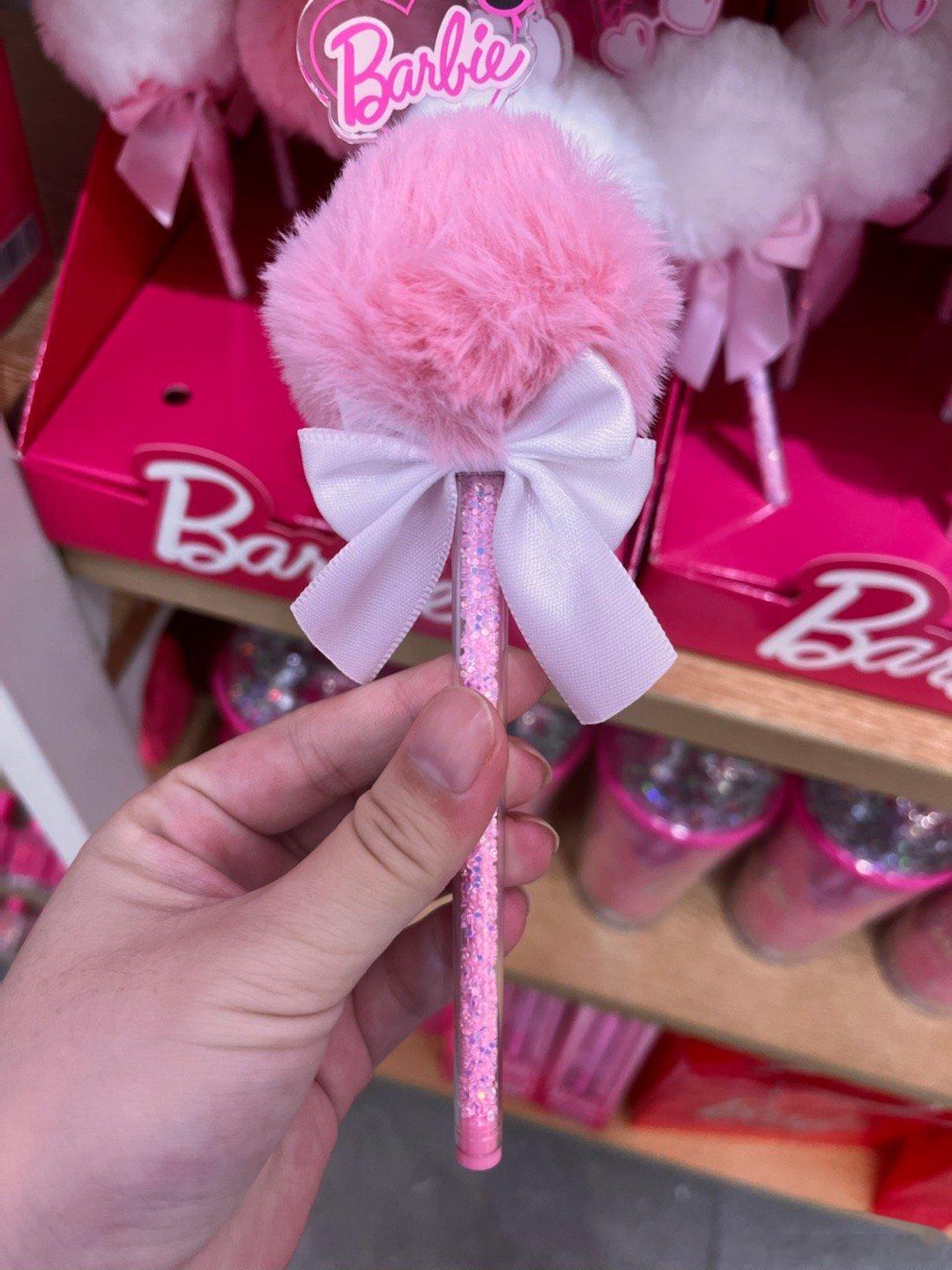 今日晚饭楼下商场散步发现名创优品芭比联名啦走进去满屋的粉色装饰彷佛走进了芭比的粉