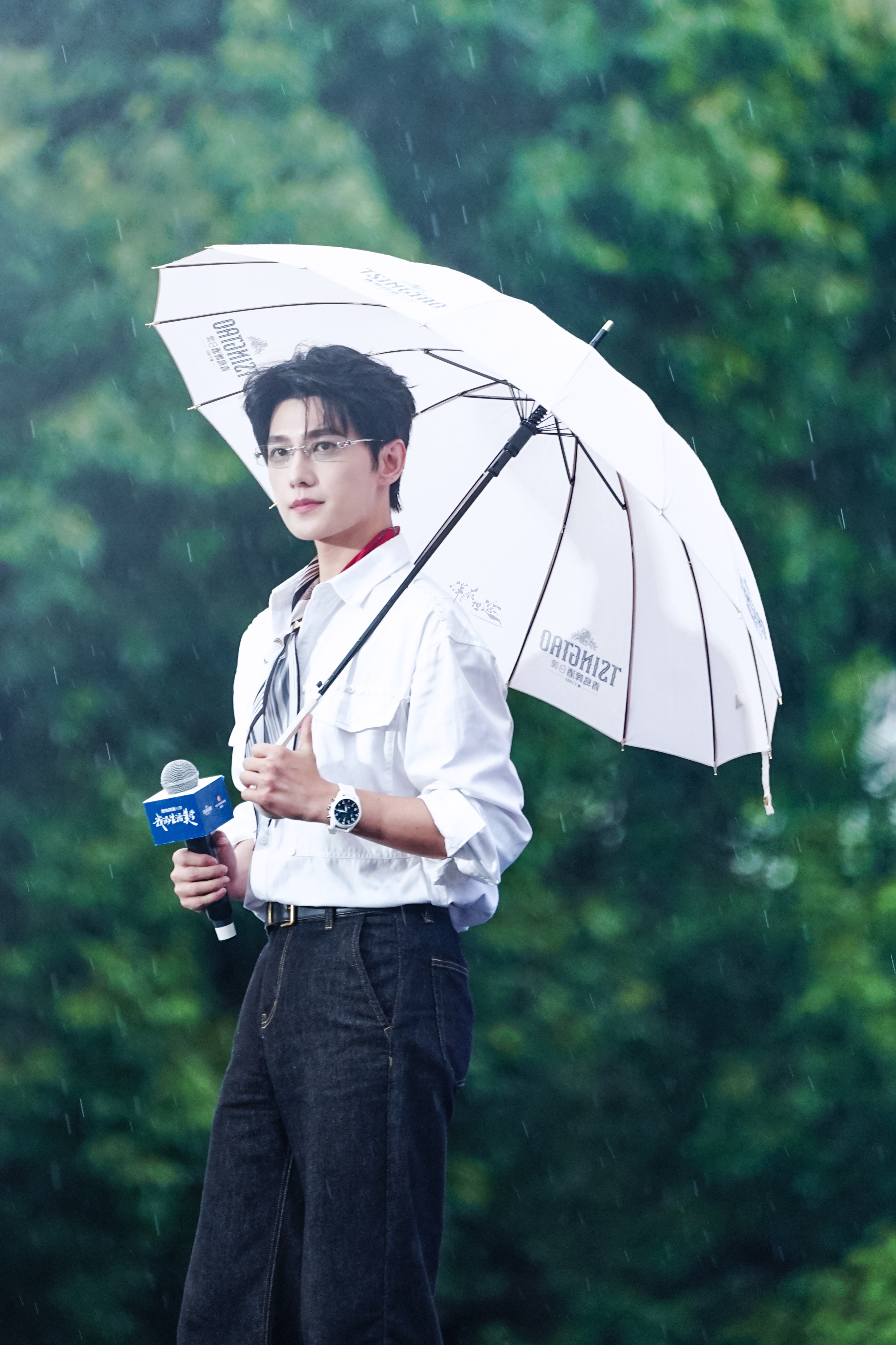 一川烟雨落，独见玉人来。青岛啤酒白啤代言人杨洋