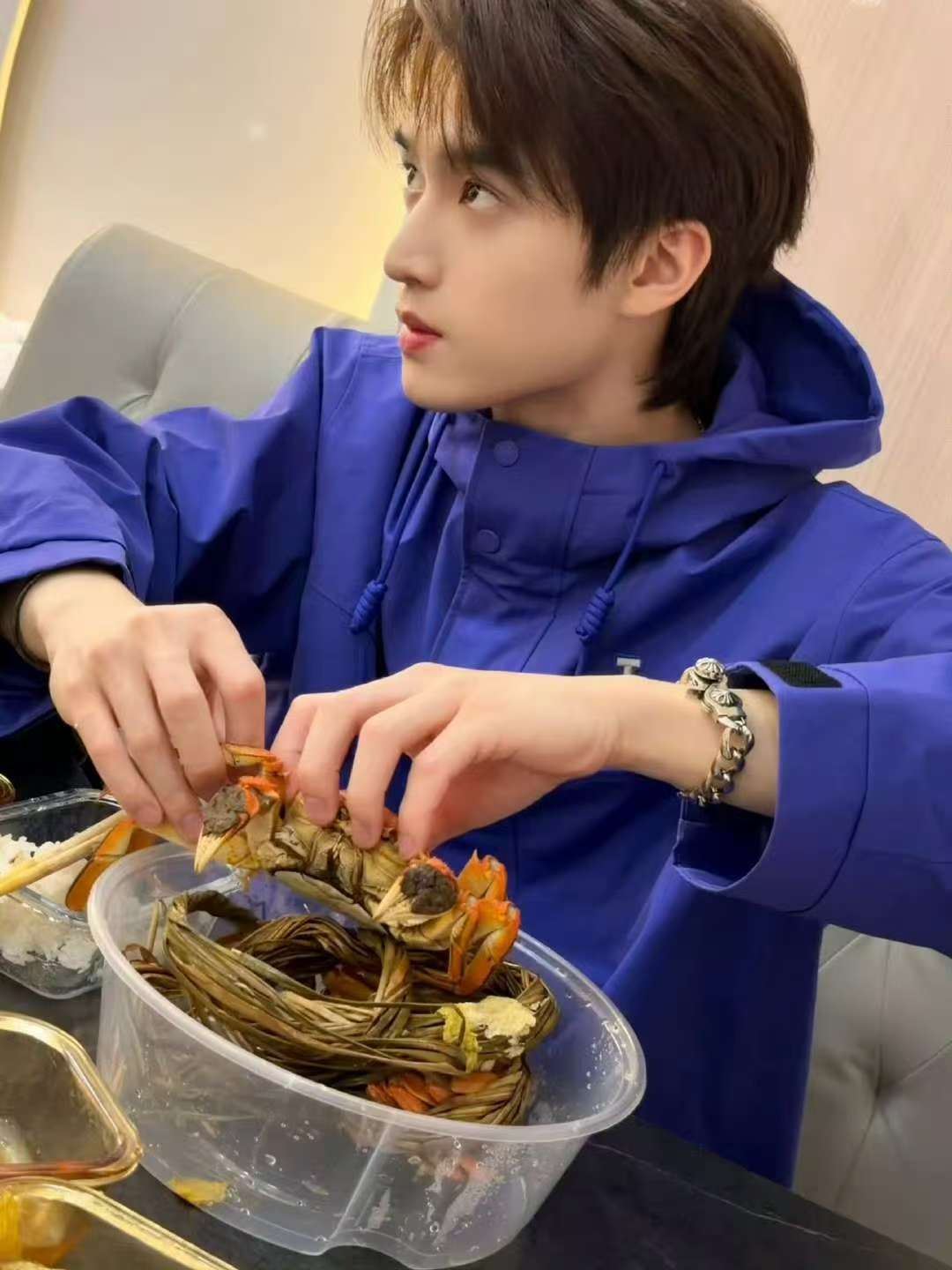 张康乐说交换人生剧组伙食太好了 张康乐蓝色冲锋衣look 张康乐说交换人生剧组伙