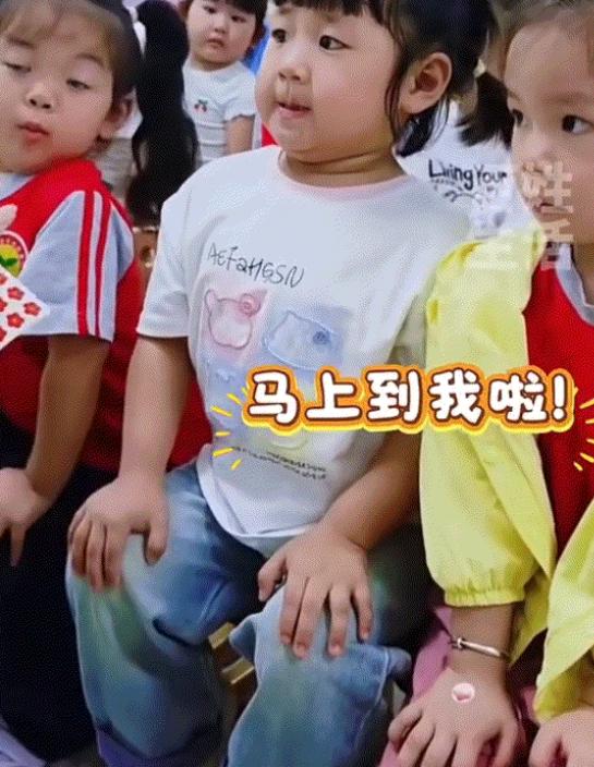 贵州遵义一所幼儿园里，发生了一幕特别治愈的画面。老师准备给小朋友发放小红花，队伍