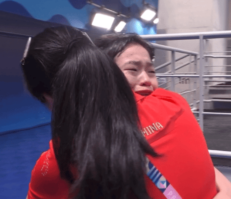 #全红婵你真牛啊真狠啊#现在的全红婵夸过去的全红婵东京奥运之后，伴随着身体的发育