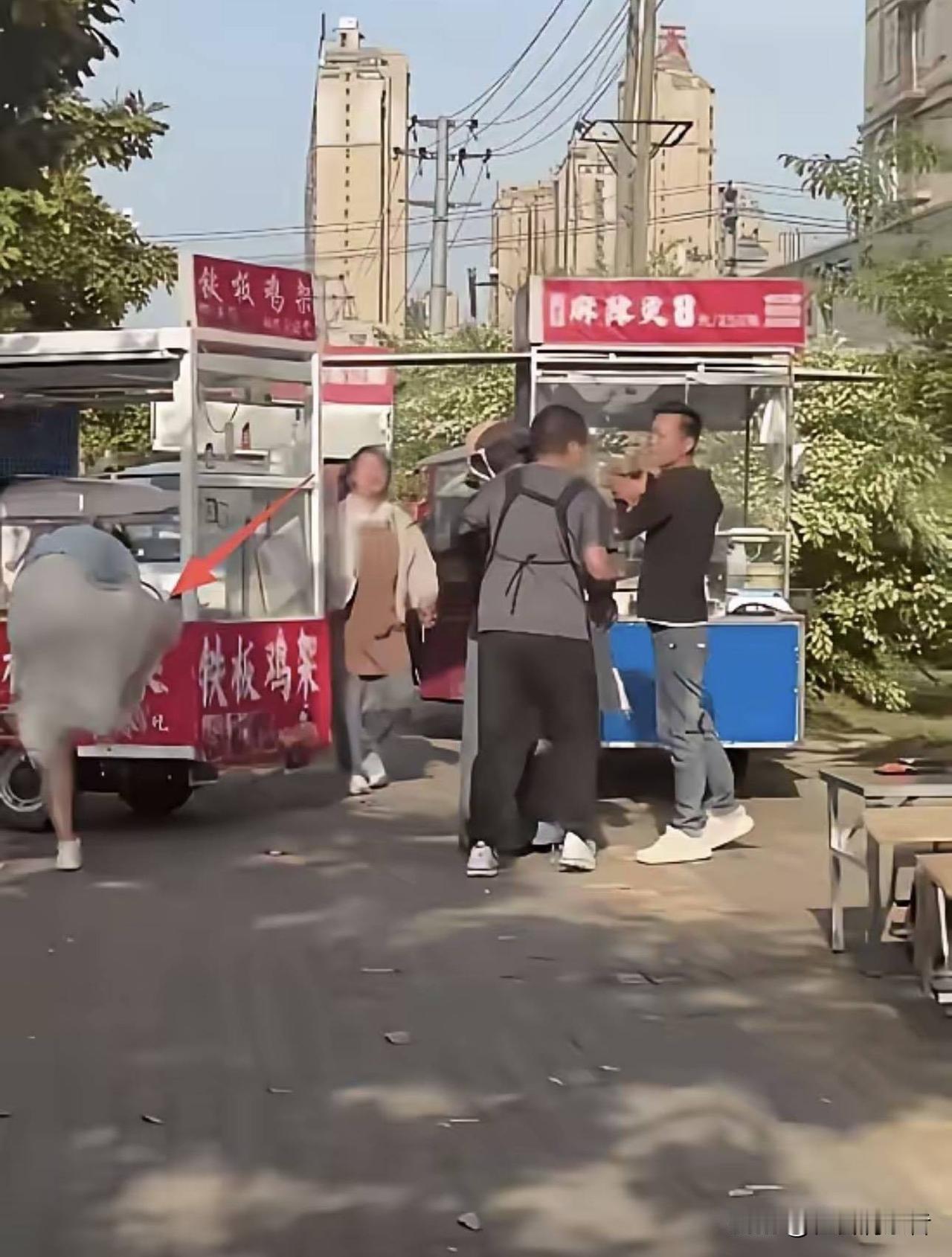 安徽摊主起争执彻底失控，当众做出荒唐举动，民间大忌太晦气
 
近日安徽街头一幕引
