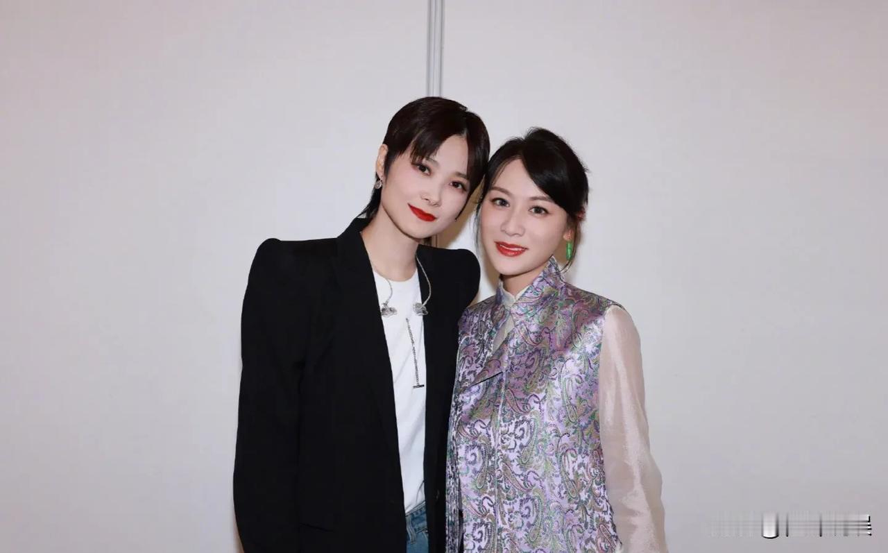 #叶一茜带儿女见李宇春# 
李宇春和叶一茜同框超女梦幻联动啦[飞吻]叶一茜还带上