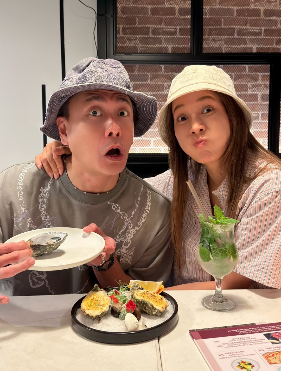 黄宗泽和钟嘉欣聚餐，搞怪合照，妈呀，想起来《护花危情》了 