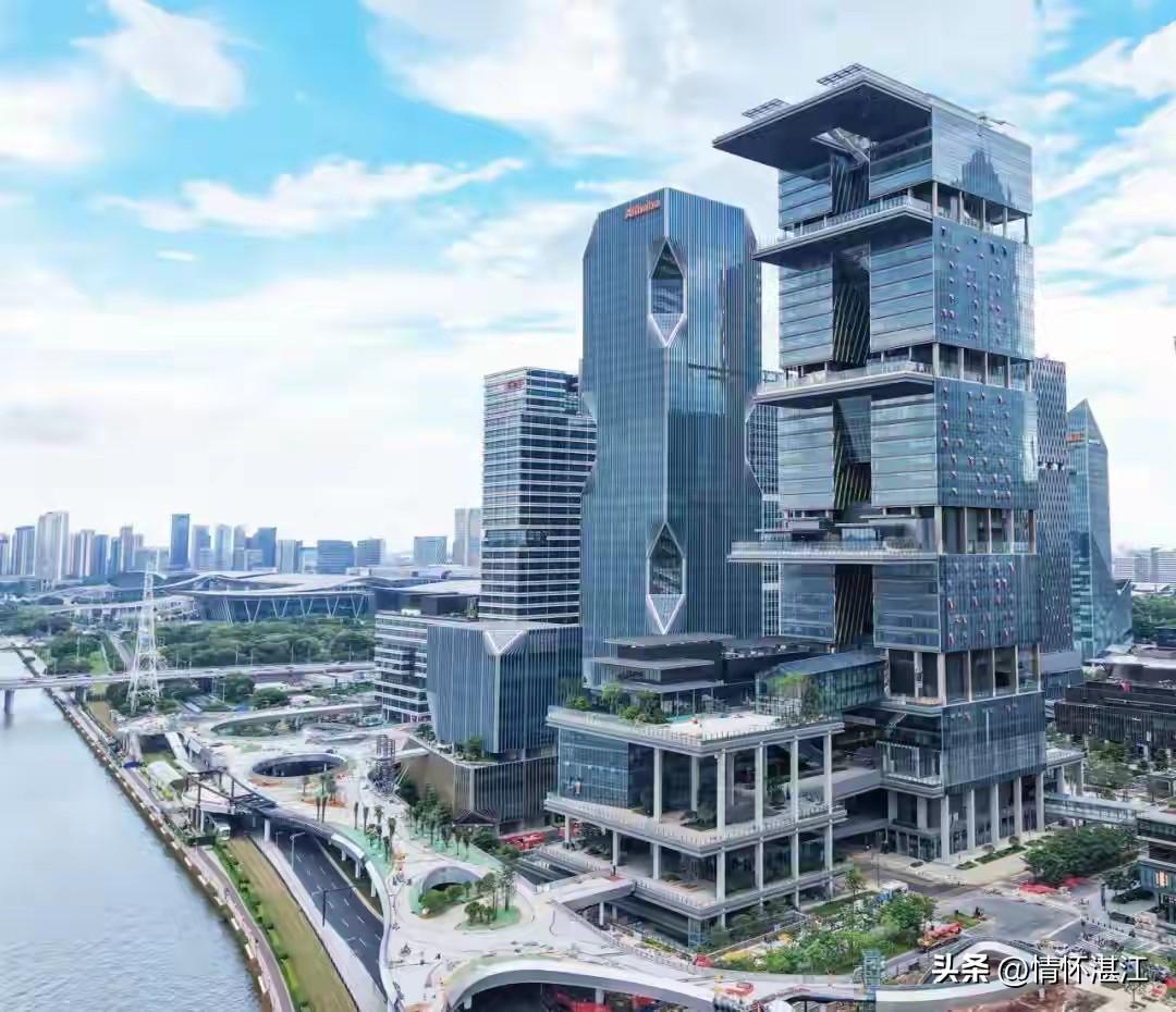 腾讯集团总部在深圳，但是腾讯把微信总部办公楼建设在广州，可供5000多名员工在此