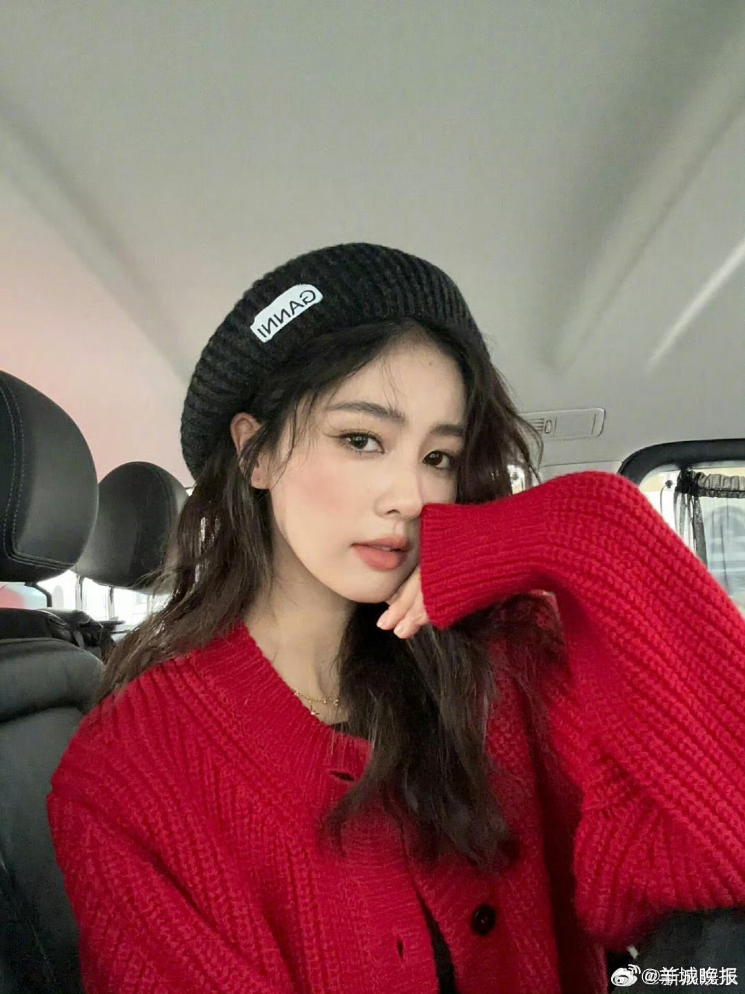 【她们一身红衣祝你开工大吉】一身红衣，是新年最好的开场白祝你开工快乐，万事尽可期