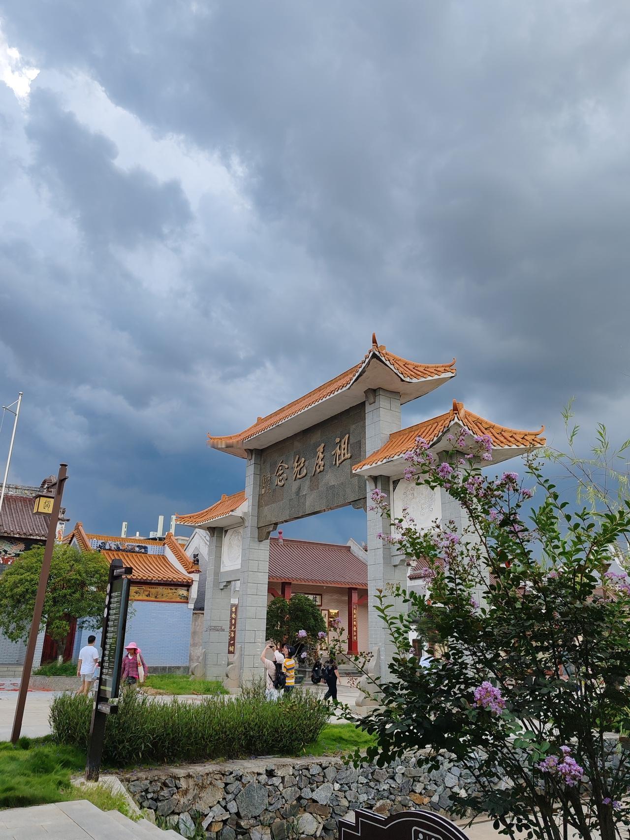 粤语的发源地究竟是哪里目前尚没有定论，但有一种粤语源自北方中原的雅言或楚国的楚语