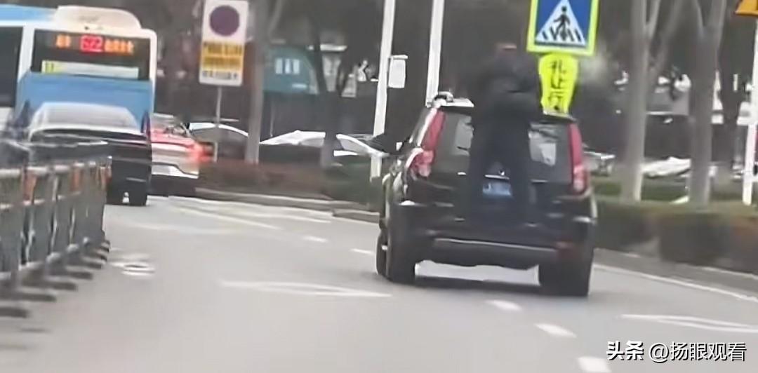 吓傻❗扬州街头惊现车尾“站神”，这也太不要命了😱
 
我刷到真的倒吸一口凉气！