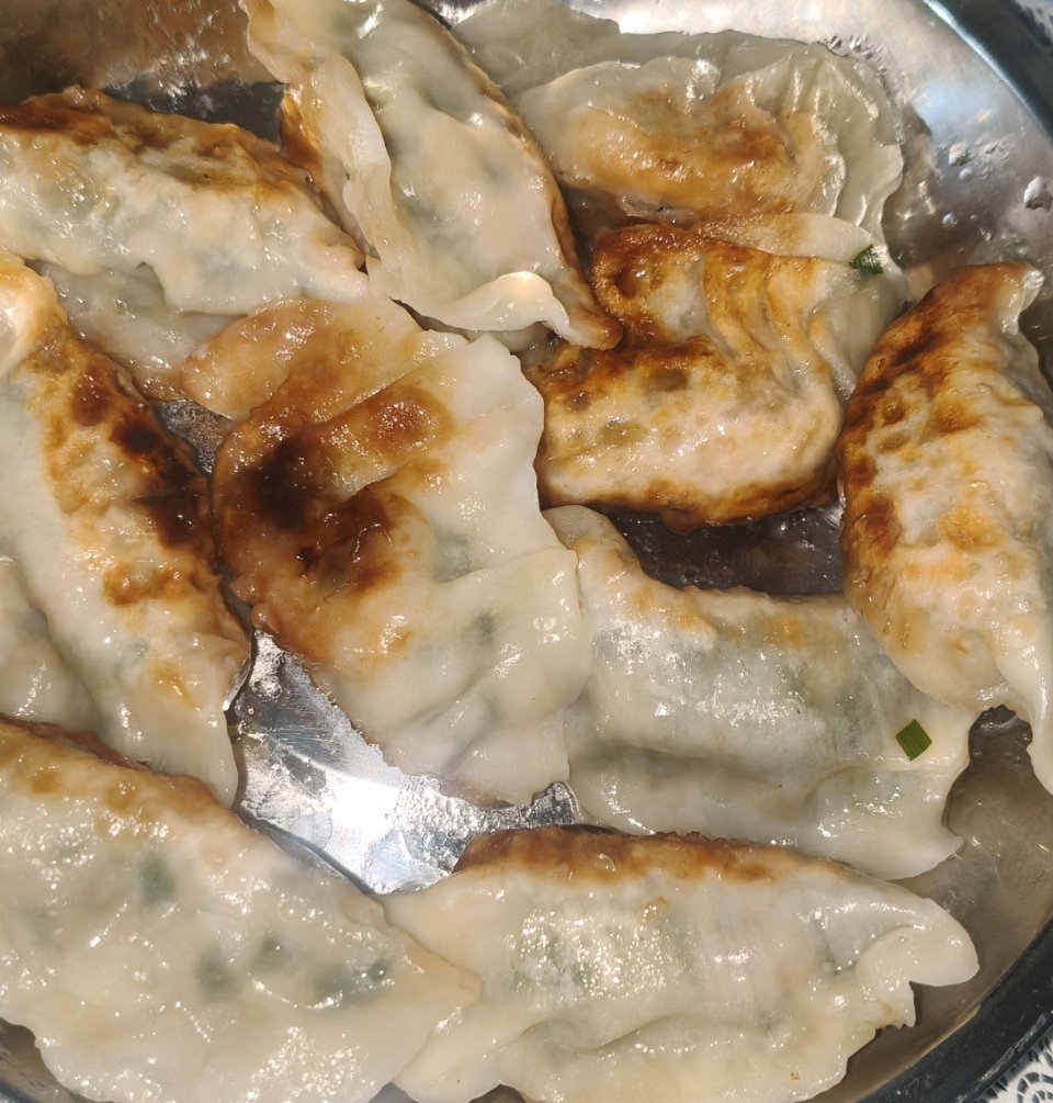 野生周报 不知道吃什么吃饺子就对了，煎煮焖这个做法真的好吃啊，完全激发馅料的味道
