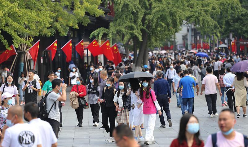 作者加速成长计划国庆佳节，旅游景点人挤人，高速公路车堵车，河流上船挤船，一片繁荣