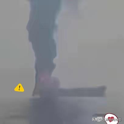 就在刚刚，霍尔木兹海峡传来了震撼全球的消息。

当地时间3月1日，霍尔木兹海峡传