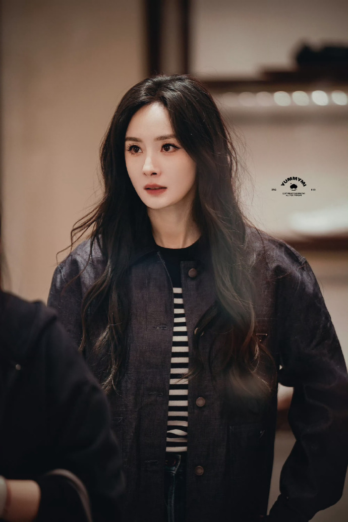 米兰偶遇杨幂逛店 此女的美貌好权威，迎面而来的顶级神颜，期待Prada品牌代言人