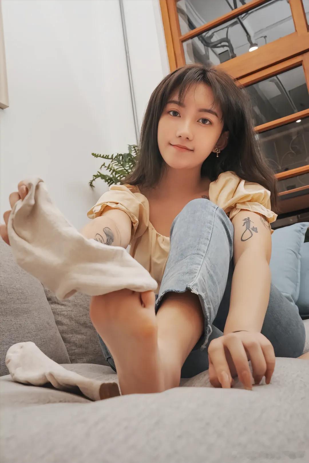 披肩发配白棉袜，白月光中的绝世容颜～ 