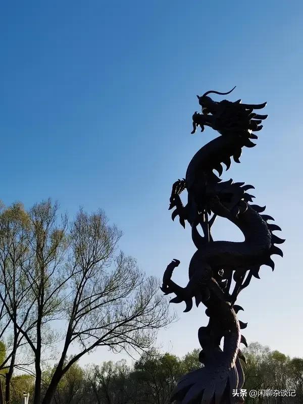 当春分的暖阳邂逅龙抬头的祥瑞，双节同庆，晕染出一幅春意盎然的画卷。民俗巡游里，舞