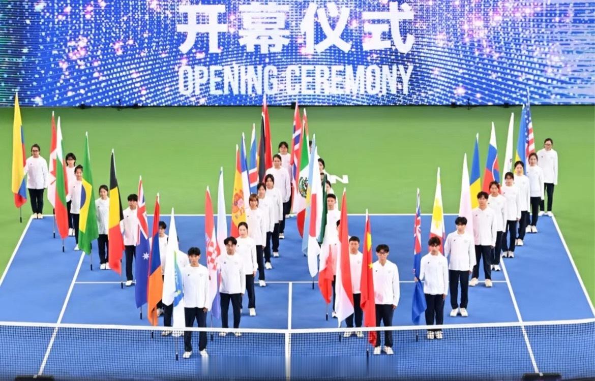 📢郑钦文参加武网开幕式📍【2025武汉网球公开赛】🥂郑钦文、萨巴伦卡今晚1